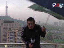 Lu Xiaodong grababa con un micrófono en una mano y un paraguas abierto en la otra, cuando el rayo le hizo gritar de dolor. ESPECIAL /