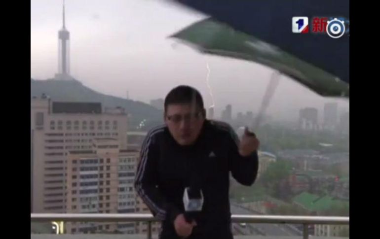 Lu Xiaodong grababa con un micrófono en una mano y un paraguas abierto en la otra, cuando el rayo le hizo gritar de dolor. ESPECIAL /