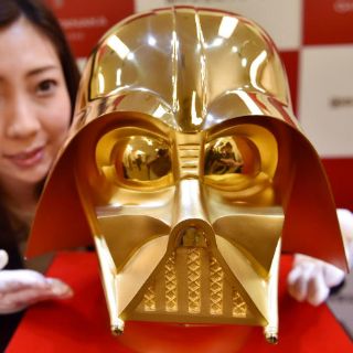 Casco de Darth Vader hecho de oro, a la venta en Japón