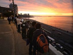 El día después del temblor, la ciudad de Valparaíso recupera la normalidad. AFP / F. Degasperi