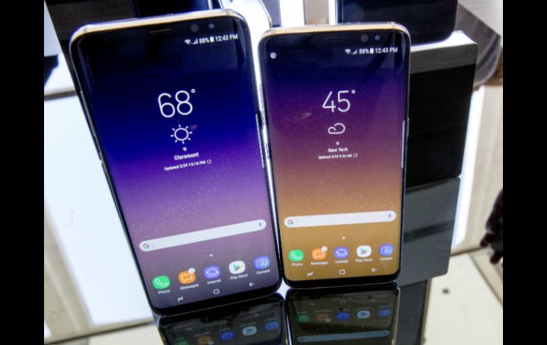 Una de las mayores novedades del celular es que cuenta con su asistente personal para competir con Siri. AP / M. Altaffer