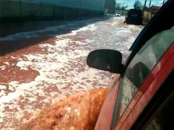 Medios locales difundieron videos en los que se ve un torrente rosado que va por las calles y llega al río Don. ESPECIAL / ARCHIVO