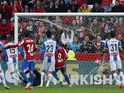 Reyes (#23) tuvo un partido laborioso en la defensa. EFE / J. L. Cereijido