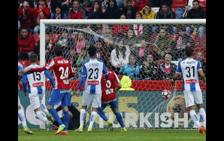 Reyes (#23) tuvo un partido laborioso en la defensa. EFE / J. L. Cereijido