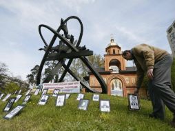 En Kiev, colocan fotografías junto al momumento a las víctimas del desastre de Chernobyl. EFE / K. Oblast