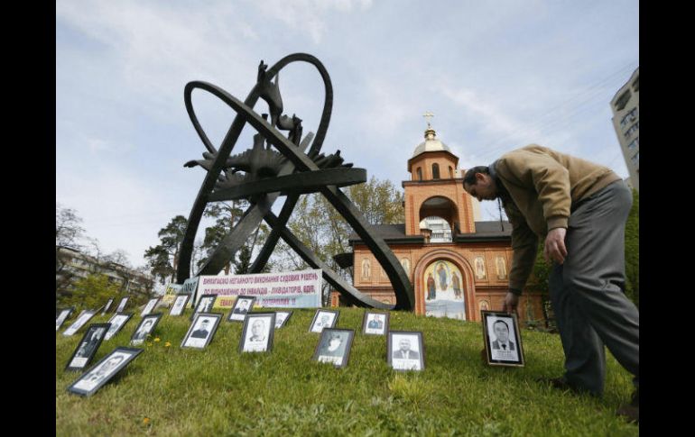 En Kiev, colocan fotografías junto al momumento a las víctimas del desastre de Chernobyl. EFE / K. Oblast