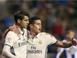 Morata (I) y James (D) celebran la victoria del Madrid. EFE / Cablar