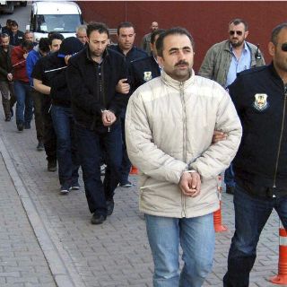 Turquía suspende a más de nueve mil policías por vínculos con Gülen