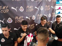 Cerca de unos 400 aficionados del Club Guadalajara se dieron cita en la tienda. EL INFORMADOR / J. Robles