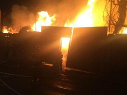 El incendio se registró en el cruce de las calles Las Vegas y Nueva Galicia. ESPECIAL /