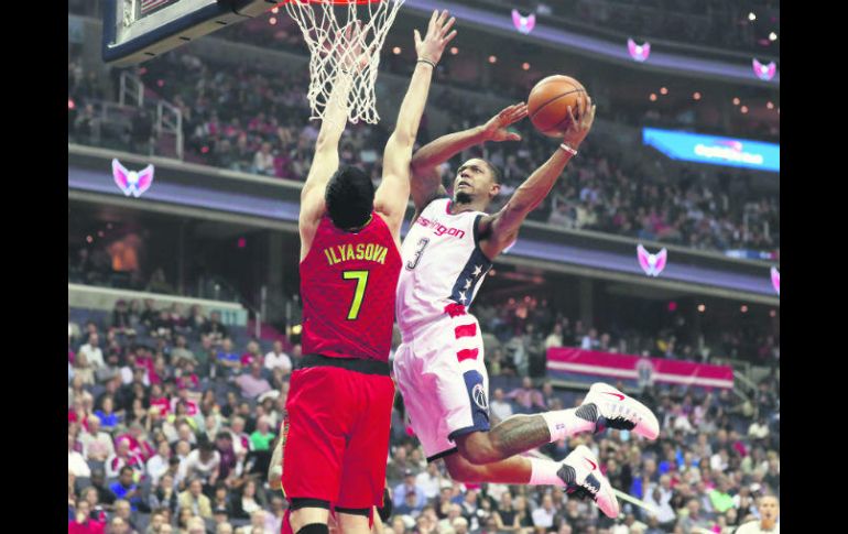 Bradley Beal (#3) tuvo una noche redonda al encabezar la ofensiva de los Wizards con una cosecha de 27 puntos. AFP / R. Carr