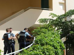 Varios policías montan guardia en el edificio donde el individuo residía. AFP / R. Bouhet