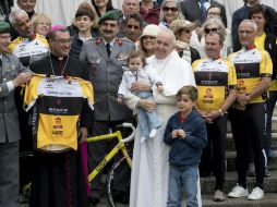 El Papa Francisco posa con niños a su llegada a su audiencia general en la plaza de San Pedro. EFE / M. Brambatti