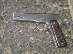 Dentro del vehículo fueron encontradas varias armas de grueso calibre así como diferentes municiones sin percutir. ESPECIAL /