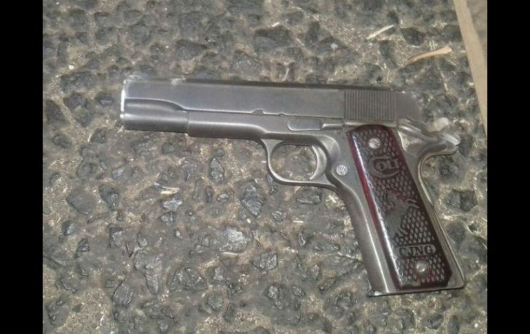 Dentro del vehículo fueron encontradas varias armas de grueso calibre así como diferentes municiones sin percutir. ESPECIAL /