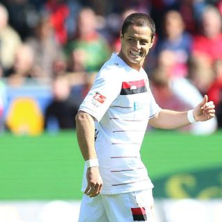 Bayer y 'Chicharito', cerca de la zona de descenso
