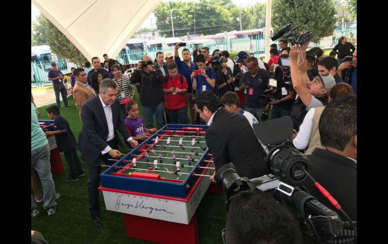 Tras la presentación de Chivalandia, Vergara jugó un partido de futbolito con el Gobernador de Jalisco Aristóteles Sandoval. TWITTER / @jorgevergara