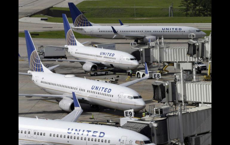 El escándalo del pasajero expulsado fue catastrófico para United y ocurrió en un momento difícil para la aerolínea. AP / ARCHIVO