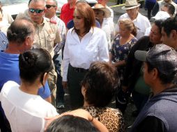 María Elena recorrió a los vecinos, para verificar qué fue lo que perdieron. TWITTER / @MaElenaLimon_