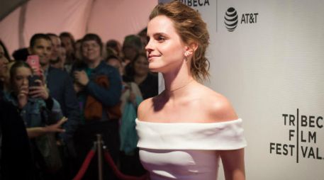 Emma Watson lució un largo vestido blanco de la firma Burberry. AFP / B. R Smith