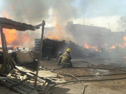 Los Bomberos tardaron cerca de 30 minutos para sofocar el incendio. ESPECIAL /