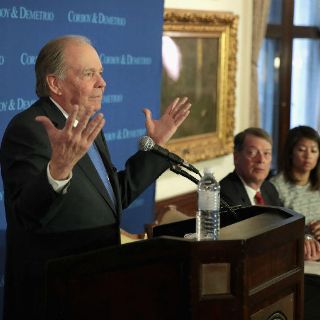 United Airlines logra acuerdo con pasajero removido con violencia