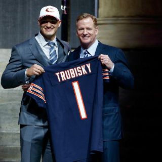 Myles Garrett y Mitchell Trubisky, primeras selecciones del Draft NFL