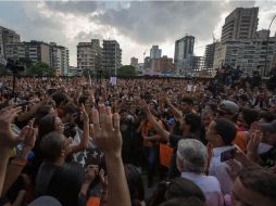 Compañeros de Juan Pablo Pernalete, fallecido el miércoles en una protesta antigubernamental, le rindieron tributo junto a opositores. EFE / M. Gutiérrez