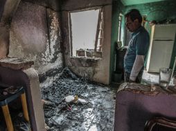 En 'cuestión de segundos' la casa de Leonardo fue afectada por el incendio en una maderería. EL INFORMADOR / F. Atilano