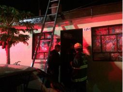 Al parecer, la mujer olvidó las llaves dentro de su casa por lo que intentó ingresar por la azotea de la vivienda contigua. ESPECIAL / Bomberos Guadalajara