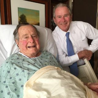 El ex presidente George H.W. Bush sale del hospital