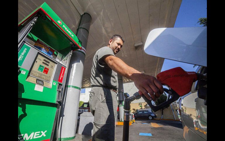 Tan sólo en marzo se tiene una reducción mensual en ingresos por gasolinas de 21% con 9 mil 237 millones de pesos. EL INFORMADOR / ARCHIVO
