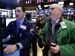 La sesión en la bolsa de Nueva York se vio afectada tras publicarse un mal dato sobre la evolución de la economía en EU. AP / ARCHIVO