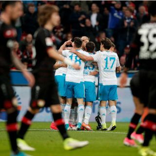 Sin 'Chicharito', Leverkusen cae ante Schalke y se acerca al descenso