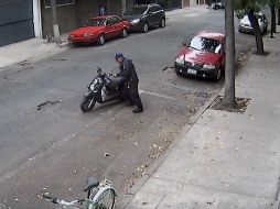 El policía fue grabado por las cámaras de vigilancia de los edificios aledaños. FACEBOOK / Debbied Debbie