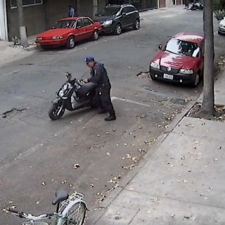 Policía capitalino mueve moto a lugar prohibido para infraccionarla