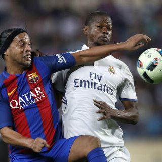 Guiado por Ronaldinho, Barça se lleva el 'Clásico de leyendas'