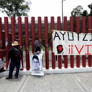 Padres de los 43 normalistas exigen respuestas a PGR