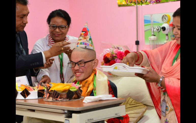 El joven mostró al personal del hospital su deseo de celebrar su cumpleaños, luego del calvario que pasó. AFP / P. Mathema