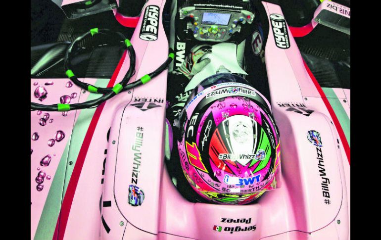 Unión. Etiquetas con la leyenda #BillyWhizz pudieron verse en los cascos y coches de los pilotos de Fórmula Uno. ESPECIAL / SAHARA FORCE INDIA