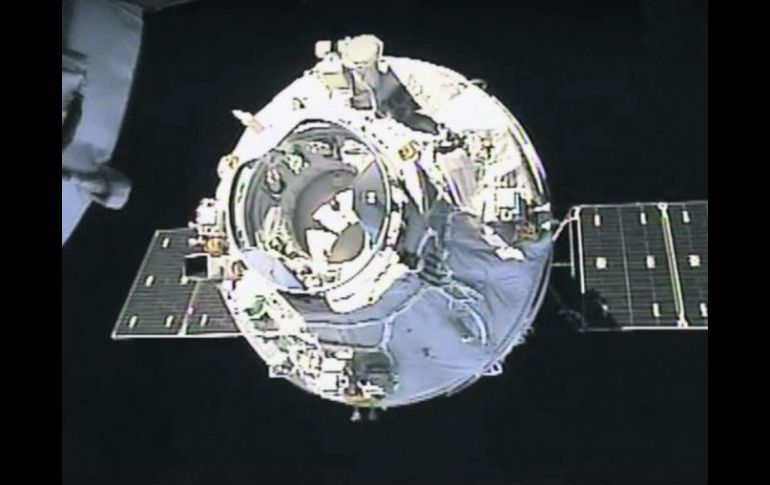 Exitoso. Imagen tomada de video del acoplamiento de la nave Tianzhou 1 para recargar el laboratorio espacial Tiangong 2. ESPECIAL /