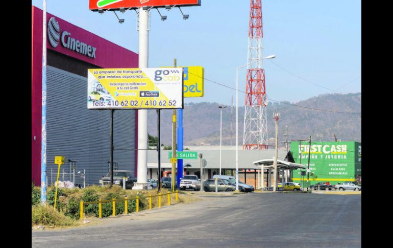 Las plataformas están prohibidas fuera de la metrópoli, pero GoCab se promociona en espectaculares en Ciudad Guzmán. ESPECIAL /