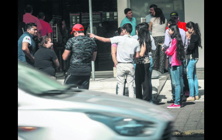 Mala fe. Los 'coyotes' envían a las personas a tomarse fotos a sitios que ellos mismos les señalan. EL INFORMADOR / A. García