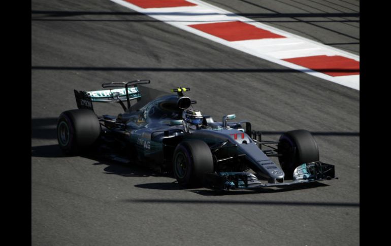 El piloto finlandés de Mercedes conduce su coche Ferrari en la ronda clasificatoria en Sochi, Rusia. AP / P. Golovkin