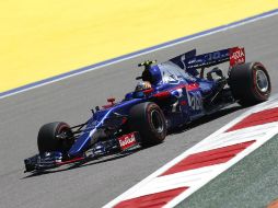 Sainz conduce su monoplaza de Toro Rosso en la segunda vuelta de la clasificación. EFE / Y. Kochetkov