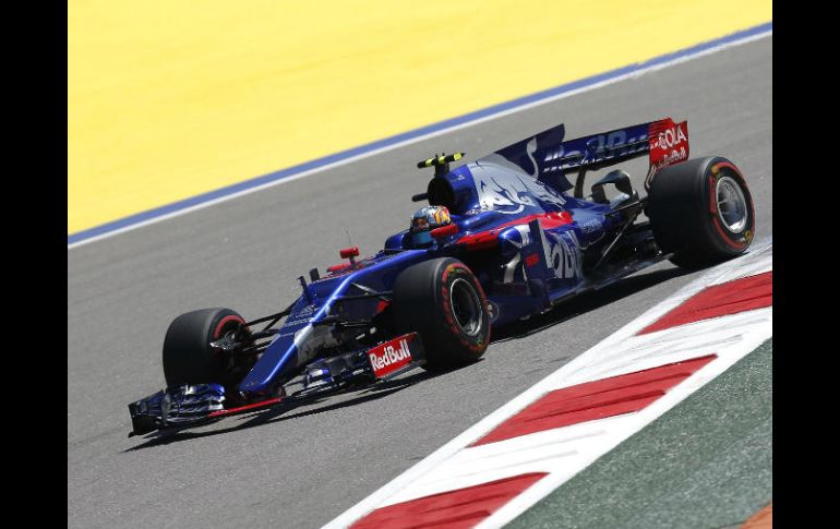 Sainz conduce su monoplaza de Toro Rosso en la segunda vuelta de la clasificación. EFE / Y. Kochetkov