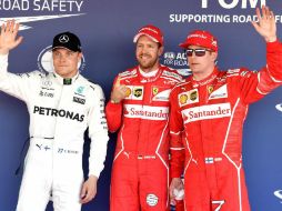 El actual líder de la competición (C) es acompañado en segundo lugar por Kimi Raikkonen y Valtteri Bottas en tercero. AFP / A. Isakovic