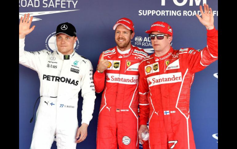 El actual líder de la competición (C) es acompañado en segundo lugar por Kimi Raikkonen y Valtteri Bottas en tercero. AFP / A. Isakovic