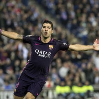 Barça derrota al Espanyol y sigue como líder