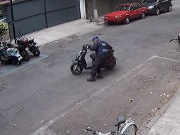 Ayer viernes se dio a conocer un video en el que se ve a un policía moviendo una moto a un lugar prohibido para infraccionarla. FACEBOOK / Debbied Debbie